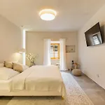 アパート Church Lane Residences