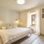 Church Lane Residences アパート *
