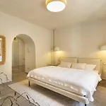 Church Lane Residences アパート